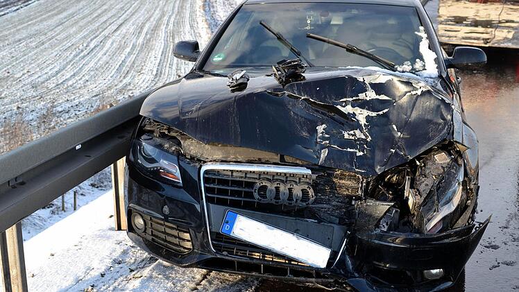 Die Fahrerin dieses Audi wurde leicht verletzt, nachdem sie der schleudernder Anhänger eines Lkw sie gegen die Leitplanke gedrückt hatte, Foto: Dieter Radziej