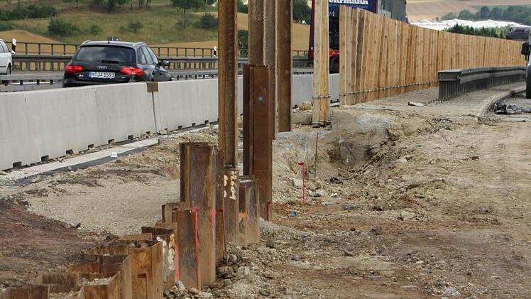 Erst Spundwände und kurz vor dem Widerlager Bohrpfahlwände sichern die Fahrbahn.Foto: Ralf Ruppert