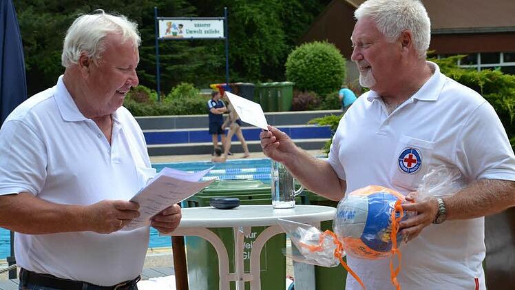 Die Ortsgruppe Himmelkron gratulierte mit einem Ball und einer Gegeneinladung zum 50-j&auml;hrigen Bestehen. Foto: Uschi Prawitz