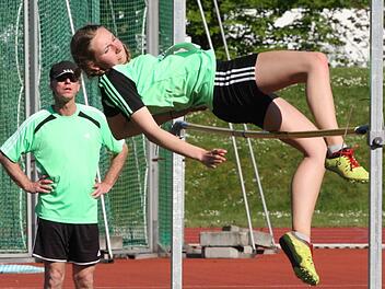 Elisa Eich (TV/DJK Hammelburg) holte bei den Bayerischen Mehrkampf-Meisterschaften in Fürth überraschend Silber. Im Hindergrund ist ihr Trainer Heiko Schmitt zu sehen.  Foto: Reinhold Nürnberger