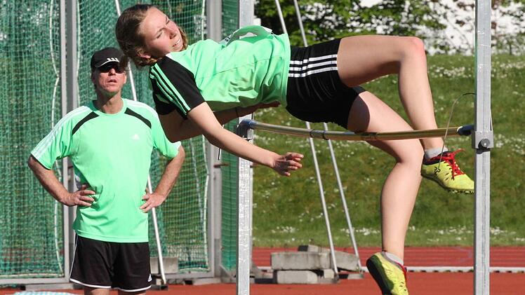Elisa Eich (TV/DJK Hammelburg) holte bei den Bayerischen Mehrkampf-Meisterschaften in Fürth überraschend Silber. Im Hindergrund ist ihr Trainer Heiko Schmitt zu sehen.  Foto: Reinhold Nürnberger