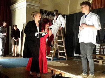 Selbst im Angesicht von Teufel und Dämon versucht der schlitzohrige Landarbeiter Grilo zu tricksen und zu täuschen, wenn es ihm nur zum eigenen Vorteil gereicht. Da können auch die anderen Wartenden vor der Himmelspforte nur staunend den Kopf schütteln.  Foto: Rolf Pralle