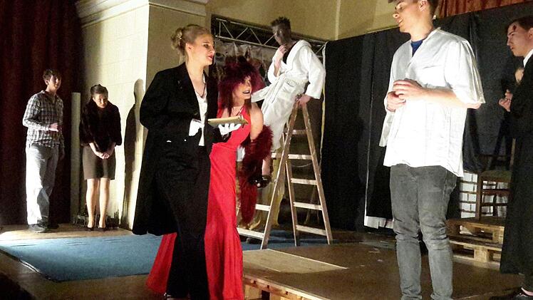 Selbst im Angesicht von Teufel und Dämon versucht der schlitzohrige Landarbeiter Grilo zu tricksen und zu täuschen, wenn es ihm nur zum eigenen Vorteil gereicht. Da können auch die anderen Wartenden vor der Himmelspforte nur staunend den Kopf schütteln.  Foto: Rolf Pralle