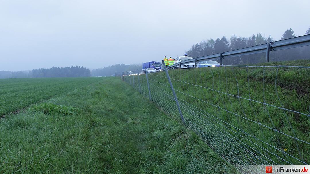 Starkregen sorgt für Abflug: Nissan schießt von Autobahn und landet drei Meter tiefer im Graben - Wagen überschlägt sich auf einer Strecke von 120 Metern mehrfach – Nissan bleibt völlig deformiert auf Wiese liegen – Fahrer eingeklemmt und schwerst verletzt – Polizei sucht nach Unfallzeugen