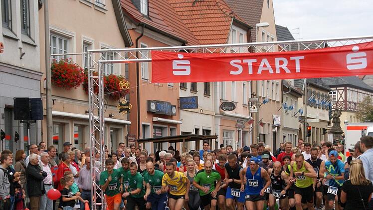 Nach dem Startschuss durch Bürgermeister Jürgen Kohmann ging es für rund 80 Hobbyläufer auf die 4700 Meter lange sportliche Reise. Rechts mit der Startnummer 373 zu sehen ist der spätere Sieger Felix Mayerhöfer von der DJK Dasswang. Foto: Mario Deller