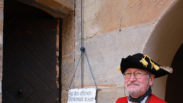 Am Eingang wartet der Türmer Armin Dominka auf seinen Einsatz u.