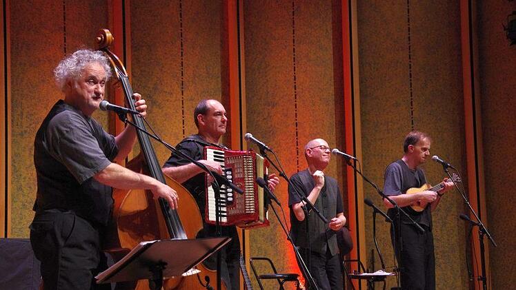 Tobias Klug (von links), Armin Federl, Vitus Fichtl  Tom Hake alias Mistcapala bei ihrem Auftritt im Kissinger Rossini-Saal. Foto: Klaus Werner