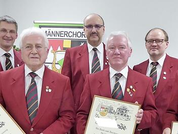 Ernennung zu Ehrenmitgliedern (vorne v. l.): Vorsitzender Helmut Schübel, Horst Schütz, Georg Krembs und Albert Dutka Fotos: Heidi Amon