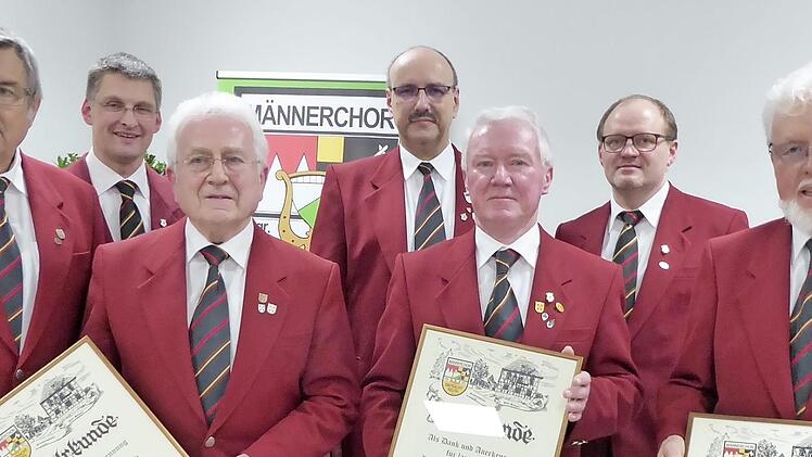 Ernennung zu Ehrenmitgliedern (vorne v. l.): Vorsitzender Helmut Schübel, Horst Schütz, Georg Krembs und Albert Dutka Fotos: Heidi Amon