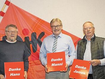 Sie machen Platz für die Jungen: Johann Möhrlein, Manfred Ott und Georg Stöcklein mit Erinnerungsalben.  Foto: Carmen Schwind