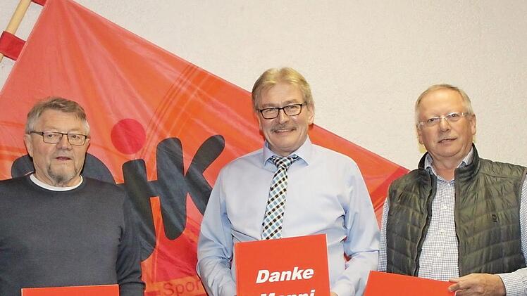 Sie machen Platz für die Jungen: Johann Möhrlein, Manfred Ott und Georg Stöcklein mit Erinnerungsalben.  Foto: Carmen Schwind