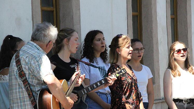 Musikalische Beiträge sind zu hören. Foto: Ulrike Müller