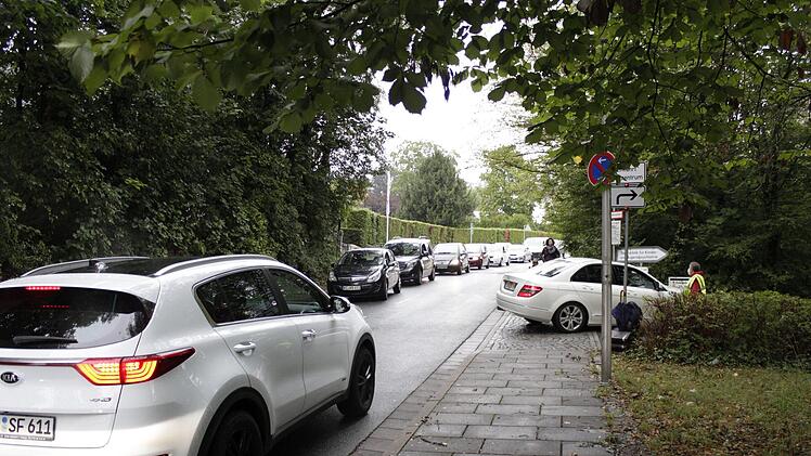 Stau! An der Zufahrt zum Corona-Testzentrum am Hinteren Glockenberg herrschen zum Teil chaotische Verkehrsverhältnisse.Foto: Marieke Fiala