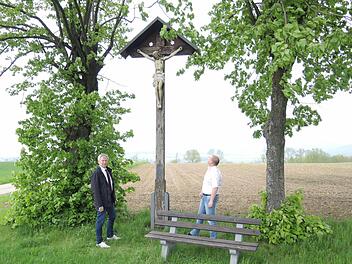 Bürgermeister Johann Kalb und Bauamtsleiter Jürgen Först sehen sich das Kreuz genauer an. Foto: Josef Dillig