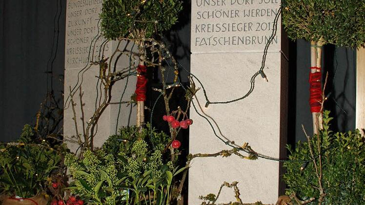 Sandsteinstelen verweisen künftig in Kirchlauter und Fatschenbrunn auf den Sieg im Kreisentscheid. Diese beiden Dörfer werden den Landkreis 2014 auf Bezirksebene vertreten. Foto: Sabine Weinbeer