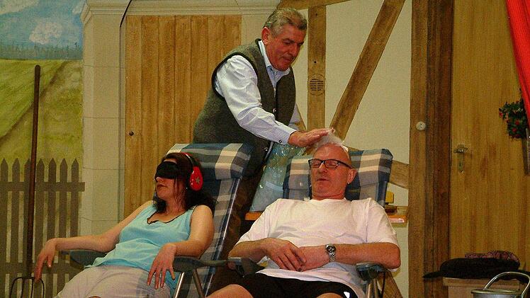 Unter den Streichen des "Opa Karl (Rudi Langguth, hinten) musste das Urlauberpaar Lore (Andrea Henz) und Heinz Grabmann (Wolfgang Saal) leiden.