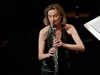 Umjubelte Solistin beim Coburger Sinfoniekonzert im Landestheater war die Klarinettistin Sabine Meyer. Fotos: Jochen Berger