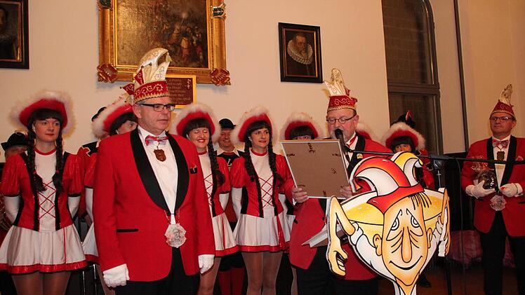 Präsident Uli Böhm überreichte an Georg Löffler die Ernennungsurkunde zum Sitzungspräsidenten.  Foto: Friedwald Schedel