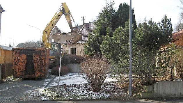 Das Haus Oberanger 14 wird derzeit abgerissen, dort sollen Stellpl&auml;tze entstehen. Foto: Bruno Prei&szlig;inger
