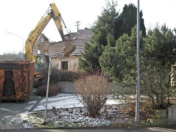 Das Haus Oberanger 14 wird derzeit abgerissen, dort sollen Stellplätze entstehen. Foto: Bruno Preißinger