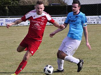 Stefan Schleicher (re.) und die SpVgg Heroldsbach stellten sich dem spielstarken SC Oesdorf mit Kampf entgegen, auch auf Kosten eines Elfmeters an Senad Bajric (li.), den Miguel Gonzalez allerdings verschoss und den Gastgebern damit die Tür zum späteren Derbysieg offen ließ.  Foto: Alexander Zmenda