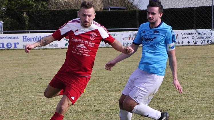 Stefan Schleicher (re.) und die SpVgg Heroldsbach stellten sich dem spielstarken SC Oesdorf mit Kampf entgegen, auch auf Kosten eines Elfmeters an Senad Bajric (li.), den Miguel Gonzalez allerdings verschoss und den Gastgebern damit die Tür zum späteren Derbysieg offen ließ.  Foto: Alexander Zmenda