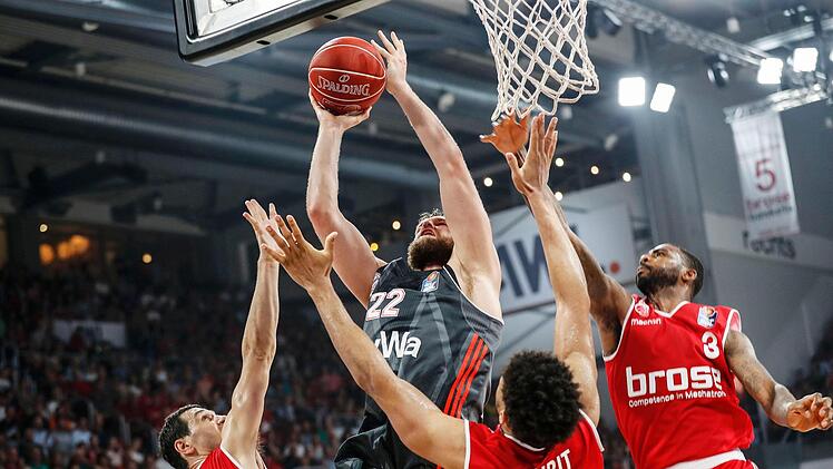 Danilo Barthel (mit Ball) stellte die Bamberger Nikos Zisis, Augustine Rubit und Dorell Wright (v. l.) nach der Pause vor unlösbare Probleme.