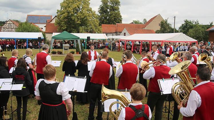 Gut besucht war die Matinee der musizierenden Gruppen der Stadt Seßlach, die aus Anlass des 750-jährigen Jubiläums von Bischwind am Sonntagvormittag auf der dortigen Festwiese stattfand. Unter anderem spielten die Autenhaus'ner Musikanten (im Vordergrund) unter der Leitung von Harry Kaiser auf. Foto: Bettina Knauth