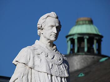 Würdevoll blickt Ludwig I. in Marmor gehauen über den Kurgarten. Das Staatliche Bauamt stellt nach Kritik klar, dass diese Statue und die von Max I. vor der Spielbank aufwändig restauriert wurden. Foto: Ralf Ruppert