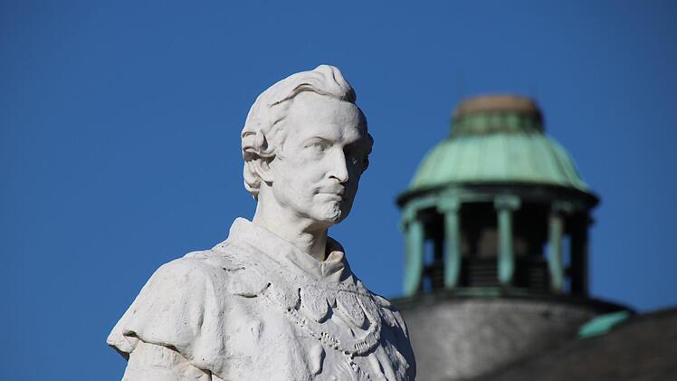 Würdevoll blickt Ludwig I. in Marmor gehauen über den Kurgarten. Das Staatliche Bauamt stellt nach Kritik klar, dass diese Statue und die von Max I. vor der Spielbank aufwändig restauriert wurden. Foto: Ralf Ruppert