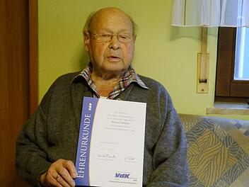 Bereits 65 Jahre hält Helmut Wirth aus Untergeiersnest dem Sozialverband VdK die Treue. Er erhielt eine Ehrenurkunde und das Goldene Ehrenzeichen des Verbandes. Foto: Oswald Türbl
