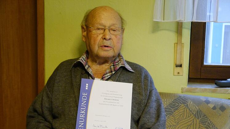 Bereits 65 Jahre hält Helmut Wirth aus Untergeiersnest dem Sozialverband VdK die Treue. Er erhielt eine Ehrenurkunde und das Goldene Ehrenzeichen des Verbandes. Foto: Oswald Türbl