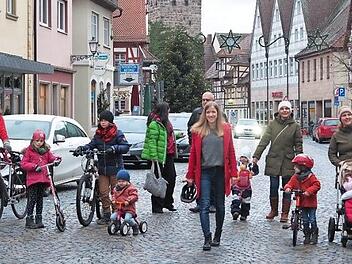 Unterstützt von ihren Kindern fordern Grüne-Stadtratskandidatinnen Agnes Makowski, Patrizia Siontas, Eva Reitz, Isabell Watzulik,und Sandra Haagen mit Bürgermeisterkandidat Georgios Halkias Freiraum für Begegnungen in der Herzogenauracher Innenstadt.  Foto: Mark Deavin