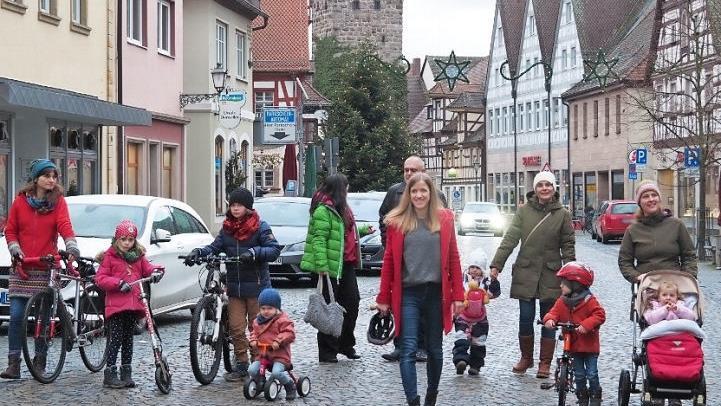 Unterstützt von ihren Kindern fordern Grüne-Stadtratskandidatinnen Agnes Makowski, Patrizia Siontas, Eva Reitz, Isabell Watzulik,und Sandra Haagen mit Bürgermeisterkandidat Georgios Halkias Freiraum für Begegnungen in der Herzogenauracher Innenstadt.  Foto: Mark Deavin