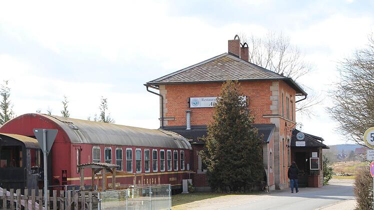 Der Steppacher Bahnhof mit dem alten Speisewagen aus der ehemaligen DDR. Der soll nur für besondere Events geöffnet werden. Das eigentliche Lokal befindet sich im Bahnhofsgebäude.  Foto: Andreas Dorsch