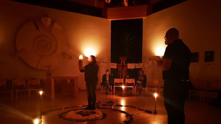 Taizé-Andacht zum dritten Advent in der Kapelle im Kinderdorf in Riedenberg: "Durch die barmherzige Liebe unseres Gottes wird uns besuchen das aufstrahlende Licht aus der Höhe." Foto: Marion Eckert