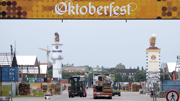 Arbeiter vor Oktoberfest-Start von Achterbahn erfasst