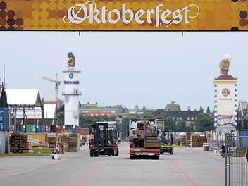 Arbeiter vor Oktoberfest-Start von Achterbahn erfasst