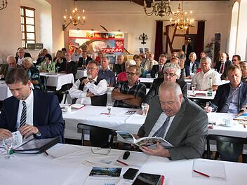 Auch Landrat Hermann Ulm (r.) interessiert sich für den Tourismus.   Foto: Galster