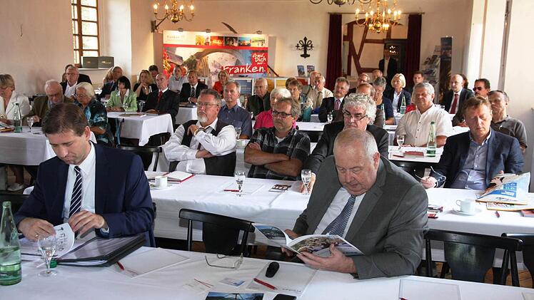 Auch Landrat Hermann Ulm (r.) interessiert sich für den Tourismus.   Foto: Galster