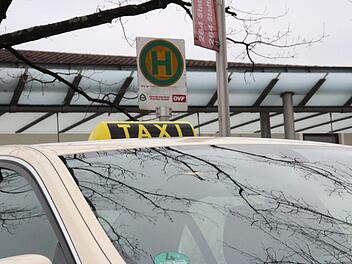 In Zukunft hält das Anruf-Sammeltaxi an der Bushaltestelle und fährt nach Plan.  Foto: Josef Hofbauer