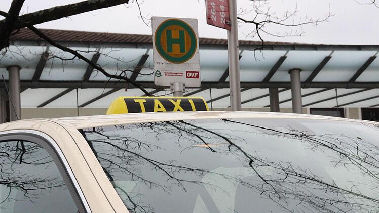 In Zukunft hält das Anruf-Sammeltaxi an der Bushaltestelle und fährt nach Plan.  Foto: Josef Hofbauer