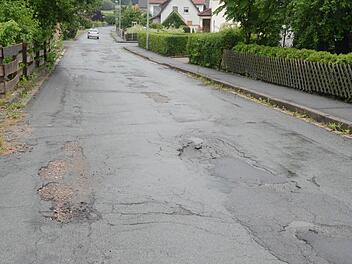 Bald werden die Schlaglöcher in der Erhard-Klammt-Straße am Anger verschwinden. Die Straße wird spätestens Frühjahr 2016 auf einer Länge von 240 Metern - vom Veilchenweg bis Einmündung Fliederweg - saniert. Foto: K.- H. Hofmann
