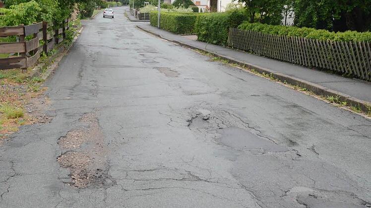 Bald werden die Schlaglöcher in der Erhard-Klammt-Straße am Anger verschwinden. Die Straße wird spätestens Frühjahr 2016 auf einer Länge von 240 Metern - vom Veilchenweg bis Einmündung Fliederweg - saniert. Foto: K.- H. Hofmann