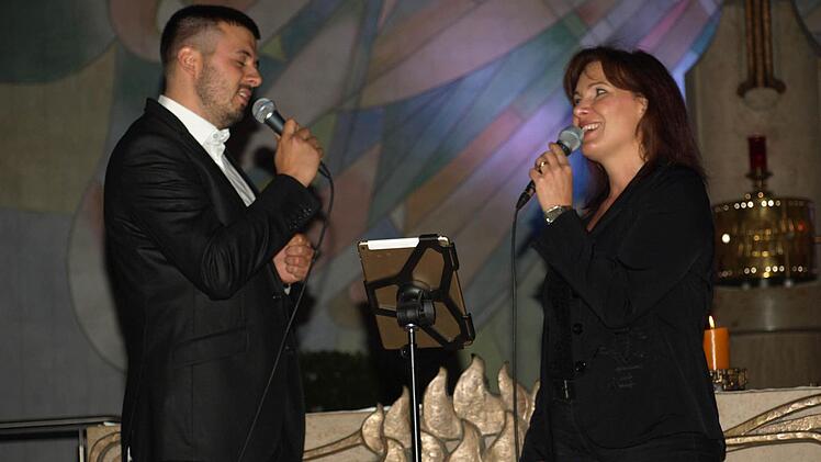 Viel Freude vermittelten Heike Gündisch und Alexander Pfriem beim Benefizkonzert in der Pfarrkirche St. Dionys. Foto: Stefan Geiger