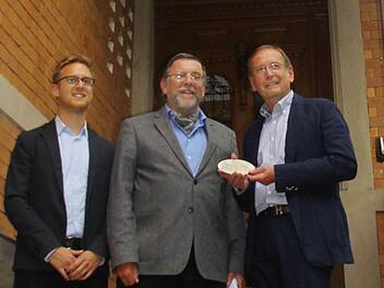 Phillip M&uuml;ller, Hans-Heinrich Eidt und Wolfgang M&uuml;ller vor der frisch sanierten Werbeagentur M&uuml;ller