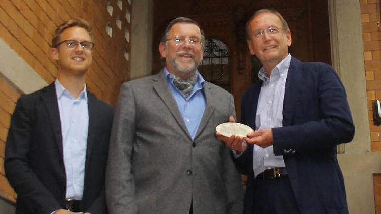 Phillip M&uuml;ller, Hans-Heinrich Eidt und Wolfgang M&uuml;ller vor der frisch sanierten Werbeagentur M&uuml;ller