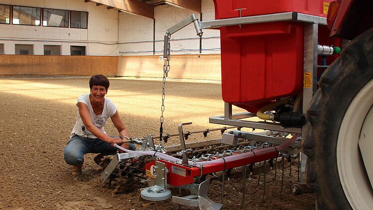 Sylvia Groß hat die Anlage des ehemaligen Höchstadter Reitvereins gepachtet und bringt sie wieder auf Vordermann. Foto: Andreas Dorsch