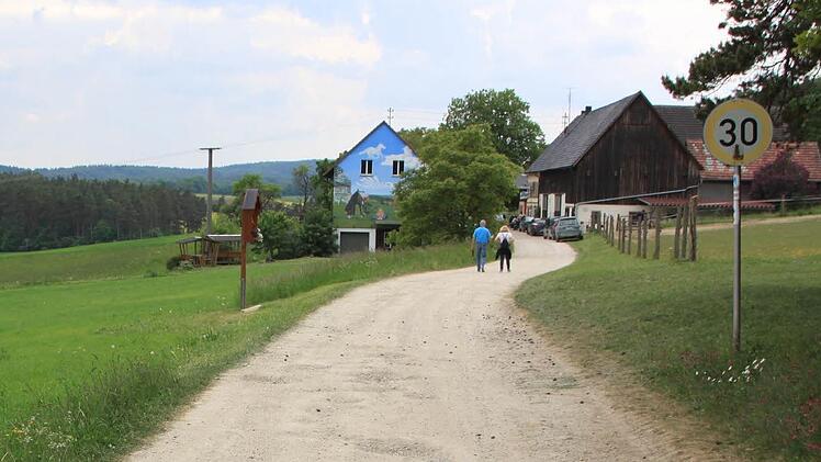 Die Gaststätte und der Reiterhof "Zur steinernen Hochzeit" ist einsam gelegen zwischen Feldern und Wäldern am Weg, der zum Kordigast führt. Hier befindet sich die Koppel des toten Ponys. Foto: Matthias Einwag