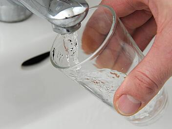 Wer Wasser aus der Leitung trinkt, muss den Chlorgeruch in Kauf nehmen. Symbolfoto: Lukas Barth/dpa